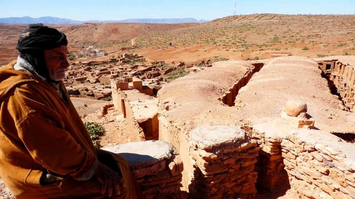 Reiseführer-Landkarte K13: Ferngespräch mit Folgen, Foto: Aufstieg in einem Wachturm - Blick ueber das Dach des Speichers und die Umgebung.jpg von marokko-erfahren.de